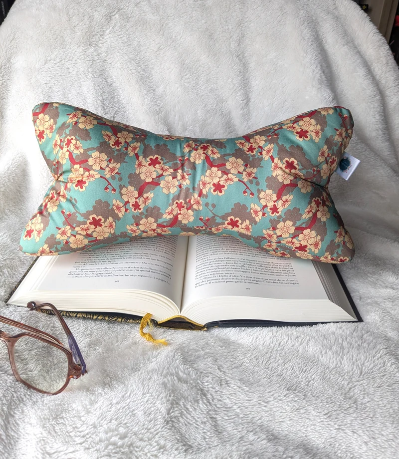 Os de lecture - Confort et support de lecture - Coton BIO - Motifs fleurs de cerisiers, bleu et rouge SAKURA