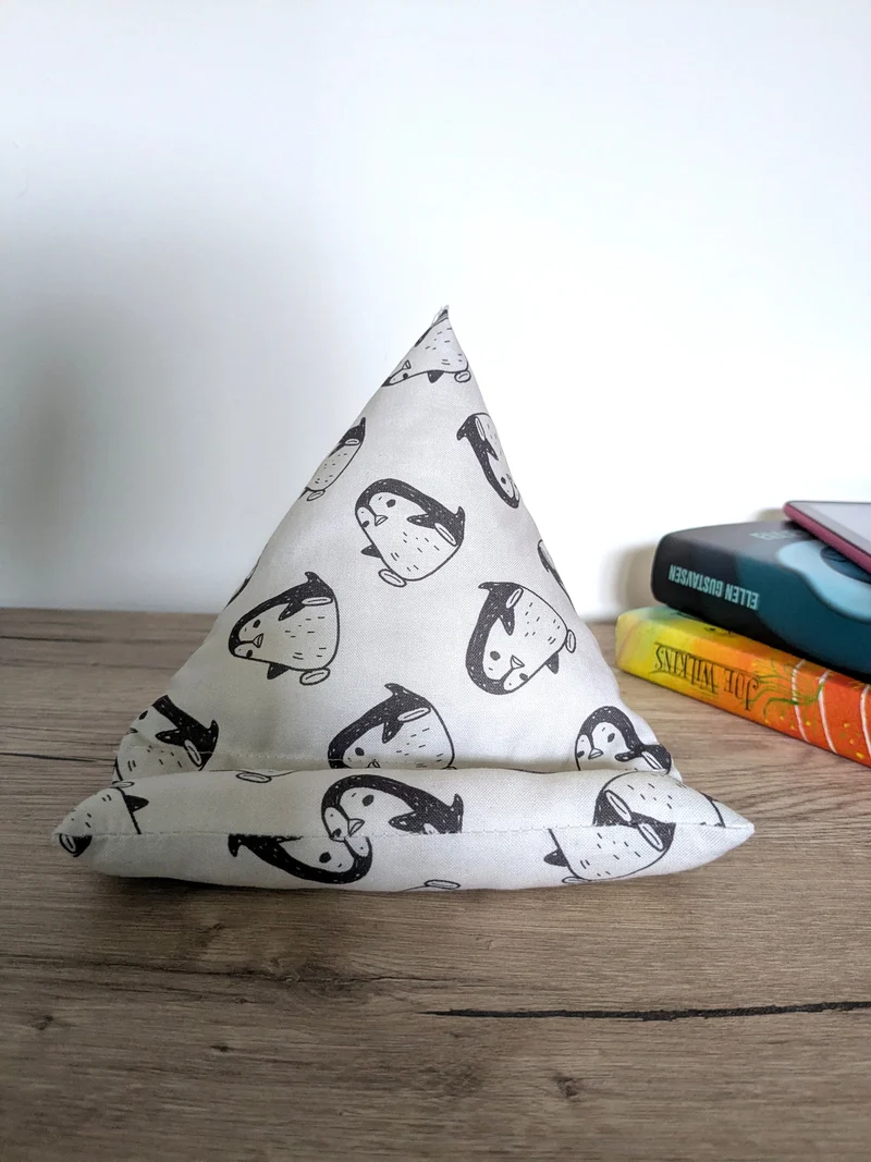 Coussin support liseuse – confort de lecture mains libres - motifs Pingouins mignons