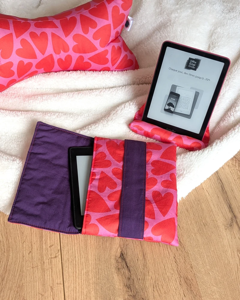 Pochette de protection et transport molletonnée pour liseuse personnalisable - Motifs coeurs rouges sur fond rose LOVE