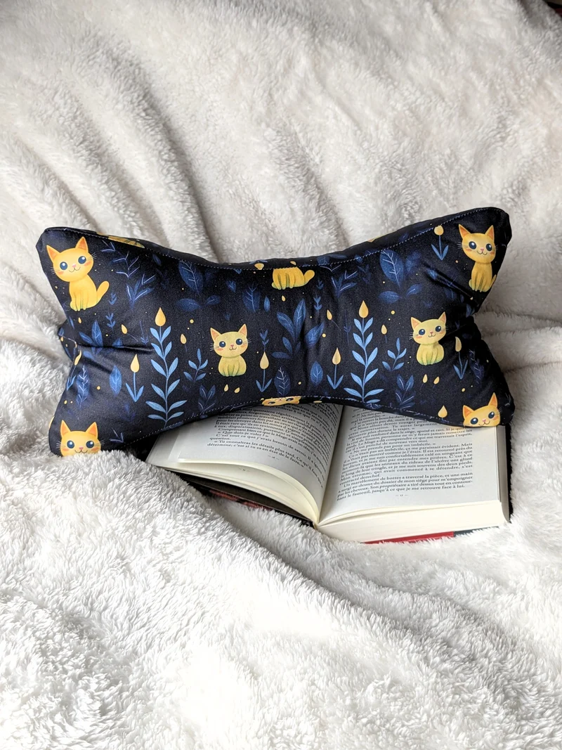 Os de lecture - Confort et support de lecture - Coton BIO - Motifs petit chat jaunes sur fond bleu avec fleurs LUMI