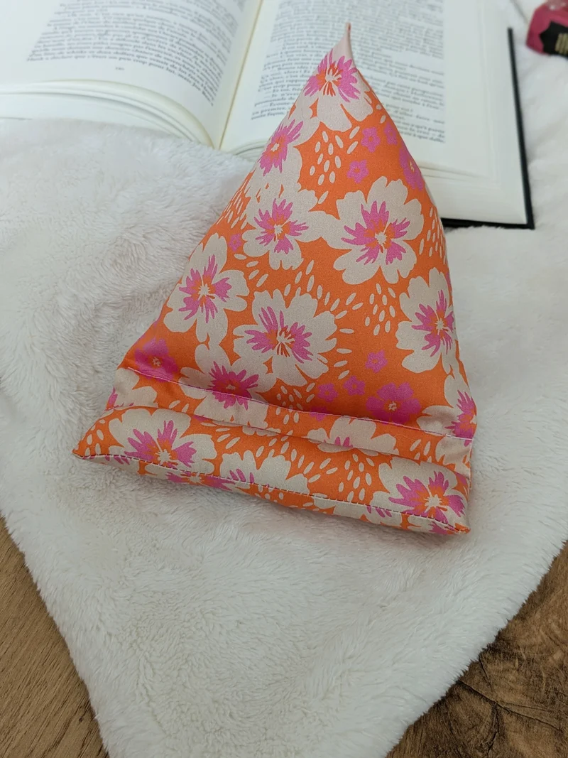 Coussin support liseuse – confort de lecture mains libres - motifs fleurs rose fond orange Summer