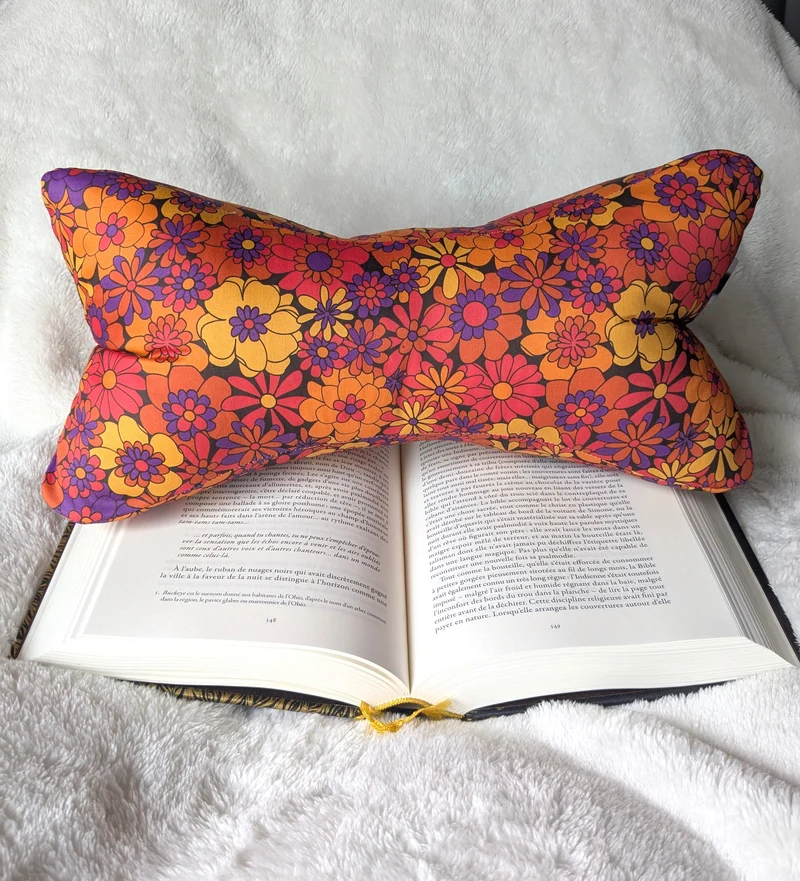 Os de lecture - Confort et support de lecture - Coton BIO - Motifs Fleurs rétro oranges violettes Huguette
