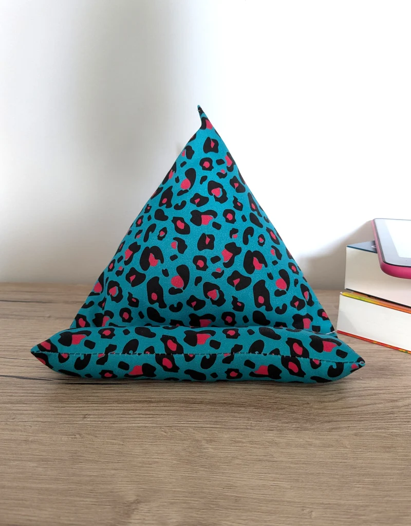 Coussin support liseuse – confort de lecture mains libres - motifs Léopard bleu rose