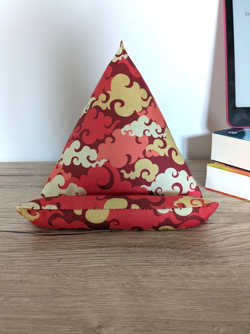 Coussin support liseuse – confort de lecture mains libres - motifs nuage orange rouge KUMO